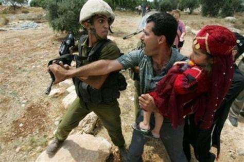 Civil palestino protegiendo a su familia de un soldado israel�