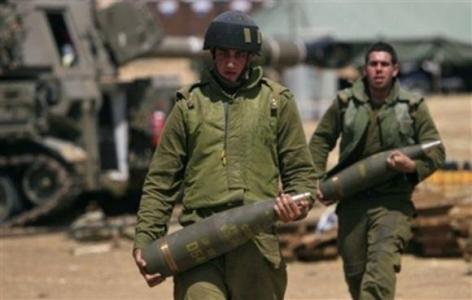 Soldados israel�es cargando obuses