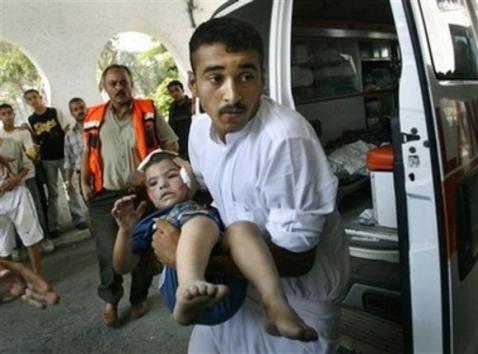 Enfermero palestino lleva a un niño herido al hospital